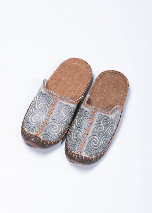 Leder Pantoffeln Graue Gezeiten